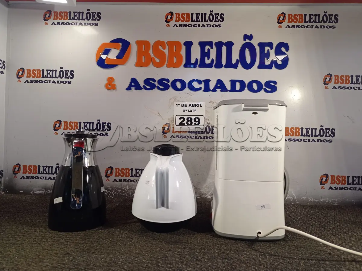 LOTE 289 - 01 CAFETEIRA E 02 GARRAFAS DE CAFÉ. (NO ESTADO) ATENÇÃO! FAZER A VISITAÇÃO ANTES DE ARREMATAR, NÃO SABEMOS SE FUNCIONA. LEILÃO NÃO TEM GARANTIA E NEM DEVOLUÇÃO, SUJEITO A POSSÍVEIS AVARIAS VISÍVEIS/OCULTAS E/OU AUSÊNCIA DE COMPONENTES.
