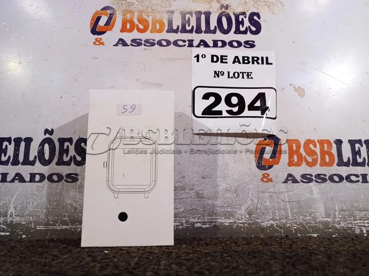 LOTE 294 - 01 RELÓGIO SMART WATCH. (NO ESTADO) ATENÇÃO! FAZER A VISITAÇÃO ANTES DE ARREMATAR, NÃO SABEMOS SE FUNCIONA. LEILÃO NÃO TEM GARANTIA E NEM DEVOLUÇÃO, SUJEITO A POSSÍVEIS AVARIAS VISÍVEIS/OCULTAS E/OU AUSÊNCIA DE COMPONENTES.