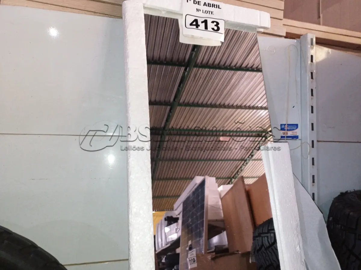 LOTE 413 - 02 ESPELHOS. (NO ESTADO) ATENÇÃO! FAZER A VISITAÇÃO ANTES DE ARREMATAR, NÃO SABEMOS SE FUNCIONA. LEILÃO NÃO TEM GARANTIA E NEM DEVOLUÇÃO, SUJEITO A POSSÍVEIS AVARIAS VISÍVEIS/OCULTAS E/OU AUSÊNCIA DE COMPONENTES.