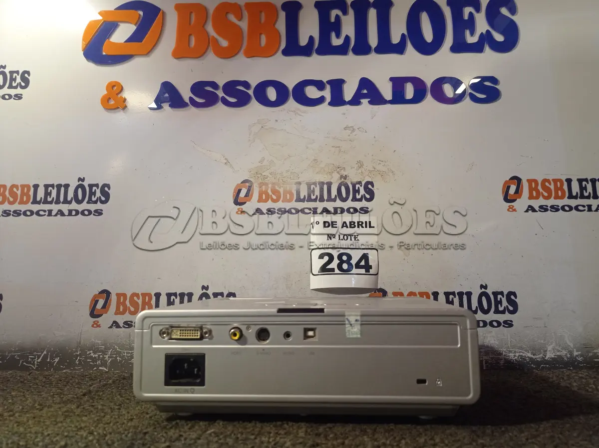 LOTE 284 - 01 PROJETOR MULTIMIDIA MARCA LG. (NO ESTADO) ATENÇÃO! FAZER A VISITAÇÃO ANTES DE ARREMATAR, NÃO SABEMOS SE FUNCIONA. LEILÃO NÃO TEM GARANTIA E NEM DEVOLUÇÃO, SUJEITO A POSSÍVEIS AVARIAS VISÍVEIS/OCULTAS E/OU AUSÊNCIA DE COMPONENTES.