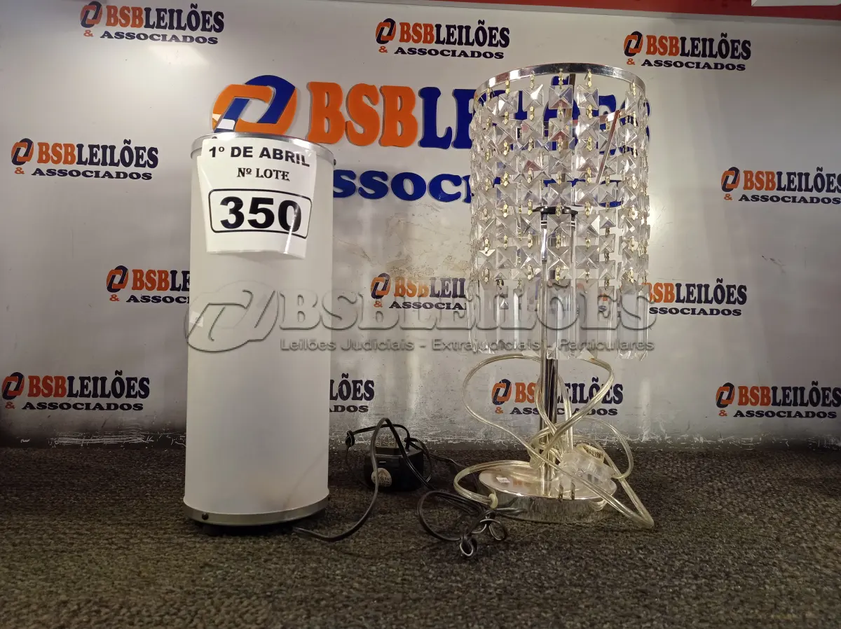 LOTE 350 - 02 ABAJURES. (NO ESTADO) ATENÇÃO! FAZER A VISITAÇÃO ANTES DE ARREMATAR, NÃO SABEMOS SE FUNCIONA. LEILÃO NÃO TEM GARANTIA E NEM DEVOLUÇÃO, SUJEITO A POSSÍVEIS AVARIAS VISÍVEIS/OCULTAS E/OU AUSÊNCIA DE COMPONENTES.