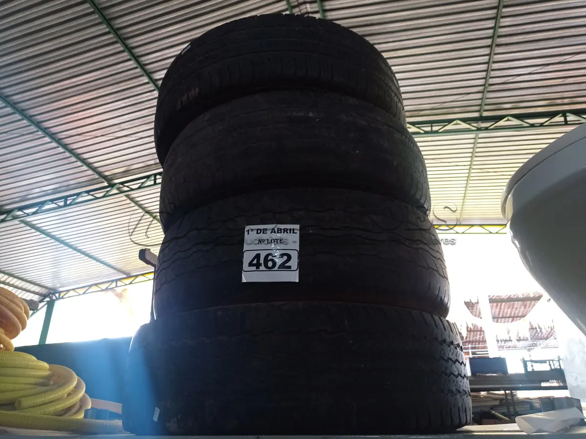 LOTE 462 - 04 PNEUS USADOS MEDIDAS DIVERSAS. (NO ESTADO) ATENÇÃO! FAZER A VISITAÇÃO ANTES DE ARREMATAR, NÃO SABEMOS SE FUNCIONA. LEILÃO NÃO TEM GARANTIA E NEM DEVOLUÇÃO, SUJEITO A POSSÍVEIS AVARIAS VISÍVEIS/OCULTAS E/OU AUSÊNCIA DE COMPONENTES.
