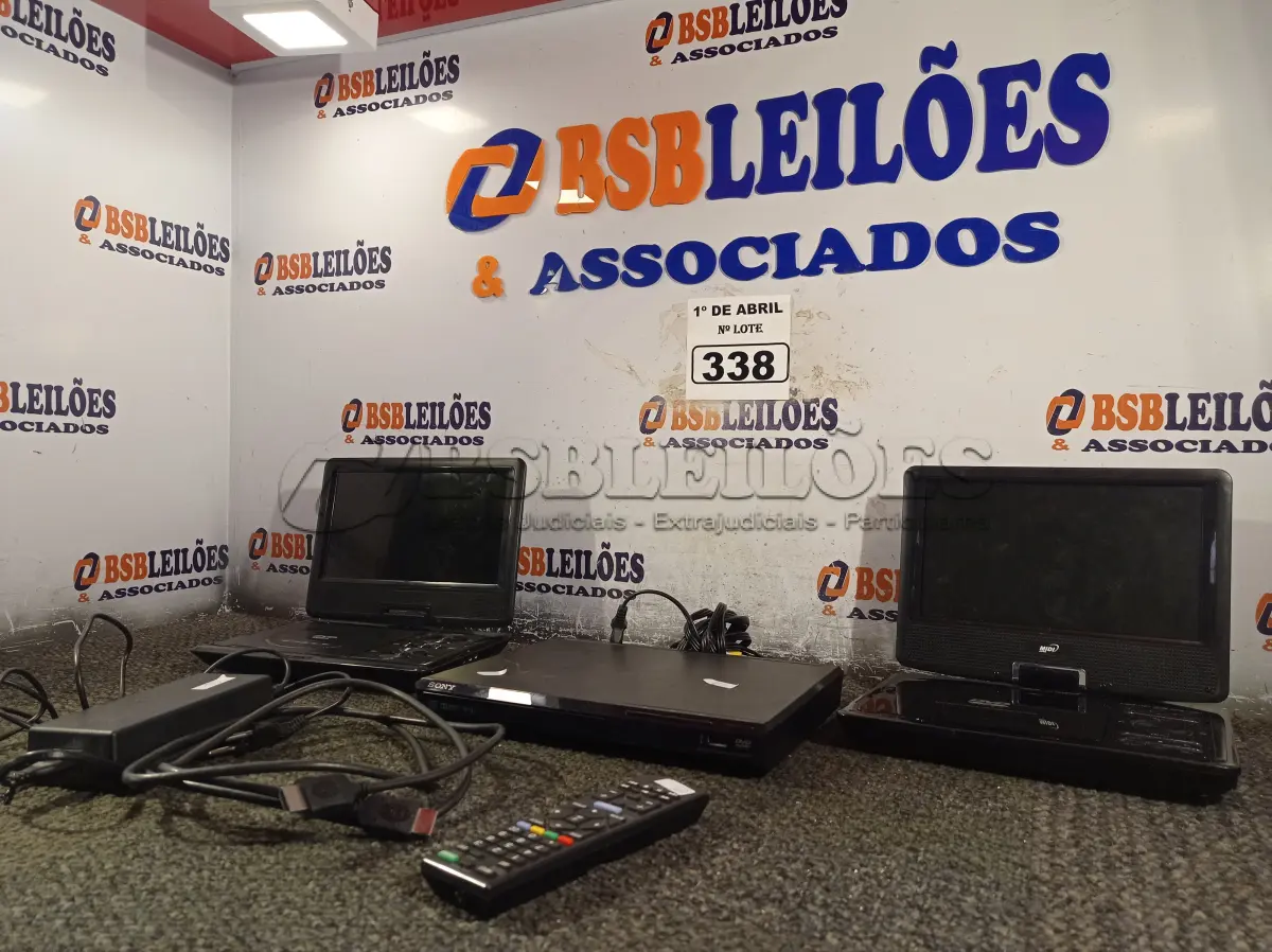 LOTE 338 - 01 APARELHO DE DVD, 01 FONTE DO NOTEBOOK SONY E 02 LEITORES DE DVD PORTÁTIL. (NO ESTADO) ATENÇÃO! FAZER A VISITAÇÃO ANTES DE ARREMATAR, NÃO SABEMOS SE FUNCIONA. LEILÃO NÃO TEM GARANTIA E NEM DEVOLUÇÃO, SUJEITO A POSSÍVEIS AVARIAS VISÍVEIS/OCULTAS E/OU AUSÊNCIA DE COMPONENTES.