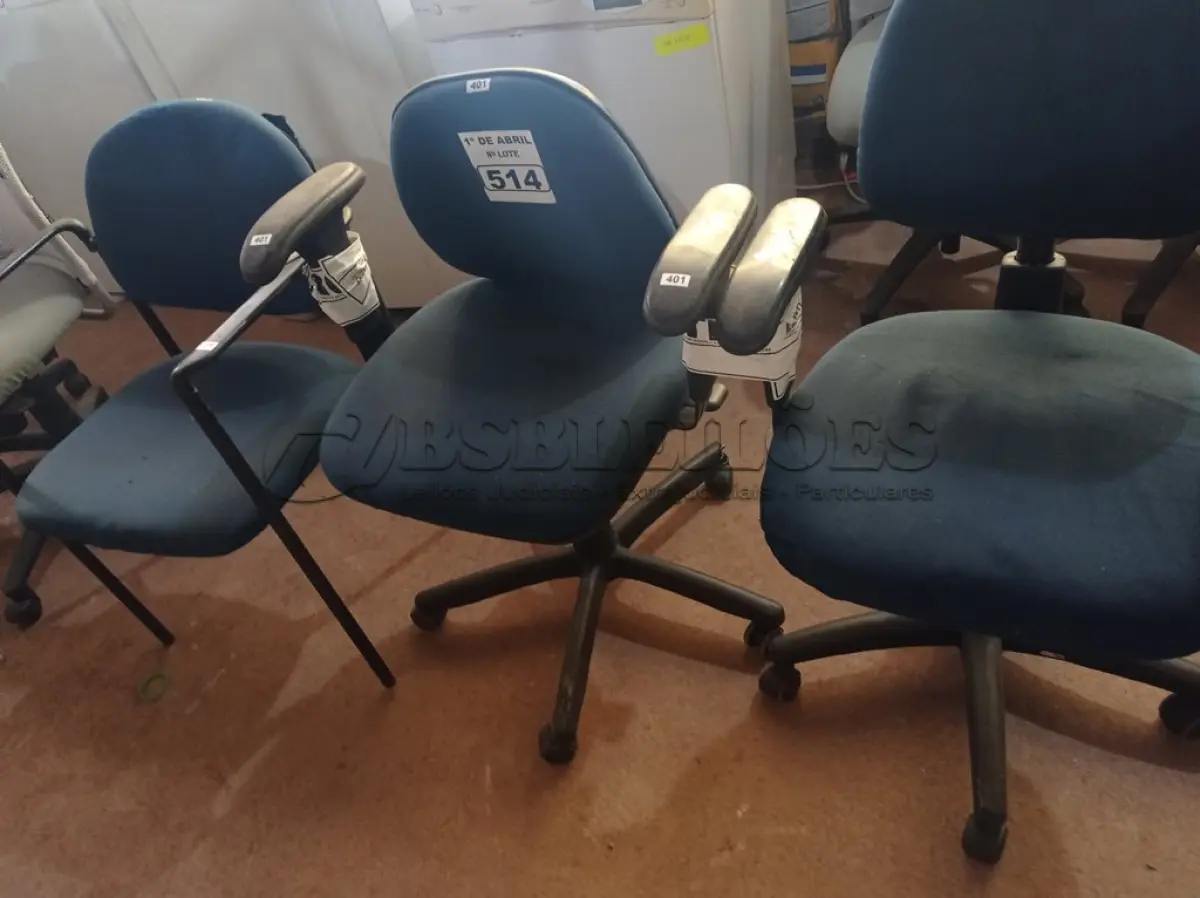 LOTE 514 - 03 CADEIRAS DE ESCRITÓRIO SENDO 01 COM BASE FIXA. (NO ESTADO) ATENÇÃO! FAZER A VISITAÇÃO ANTES DE ARREMATAR, NÃO SABEMOS SE FUNCIONA. LEILÃO NÃO TEM GARANTIA E NEM DEVOLUÇÃO, SUJEITO A POSSÍVEIS AVARIAS VISÍVEIS/OCULTAS E/OU AUSÊNCIA DE COMPONENTES.