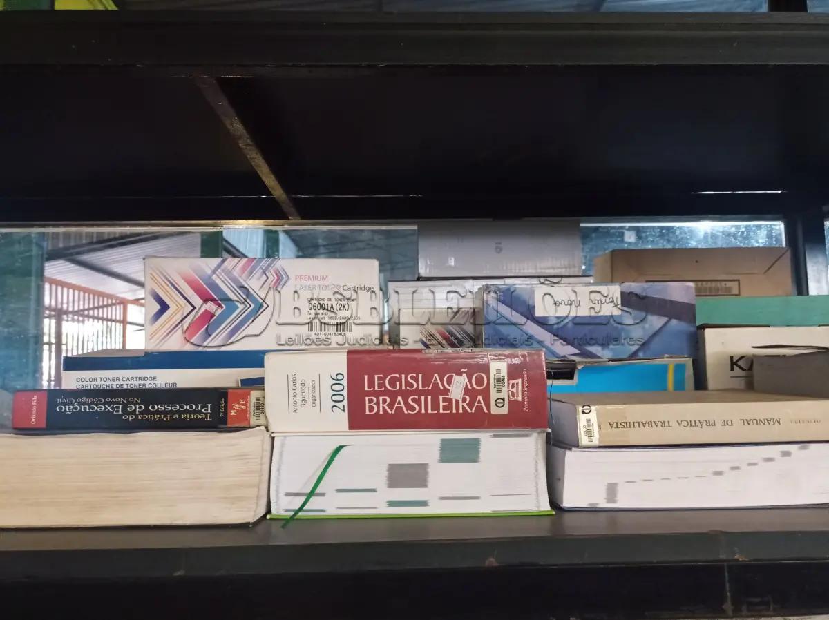 LOTE 444 - 01 LOTE COM VÁRIOS TONNER E LIVROS DIVERSOS. (NO ESTADO) ATENÇÃO! FAZER A VISITAÇÃO ANTES DE ARREMATAR, NÃO SABEMOS SE FUNCIONA. LEILÃO NÃO TEM GARANTIA E NEM DEVOLUÇÃO, SUJEITO A POSSÍVEIS AVARIAS VISÍVEIS/OCULTAS E/OU AUSÊNCIA DE COMPONENTES.