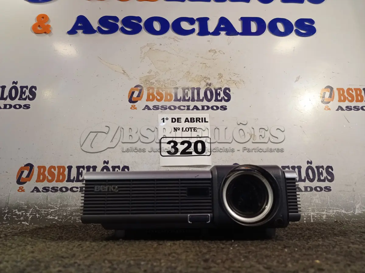 LOTE 320 - 01 PROJETOR MULTIMIDIA MARCA BENQ. (NO ESTADO) ATENÇÃO! FAZER A VISITAÇÃO ANTES DE ARREMATAR, NÃO SABEMOS SE FUNCIONA. LEILÃO NÃO TEM GARANTIA E NEM DEVOLUÇÃO, SUJEITO A POSSÍVEIS AVARIAS VISÍVEIS/OCULTAS E/OU AUSÊNCIA DE COMPONENTES.