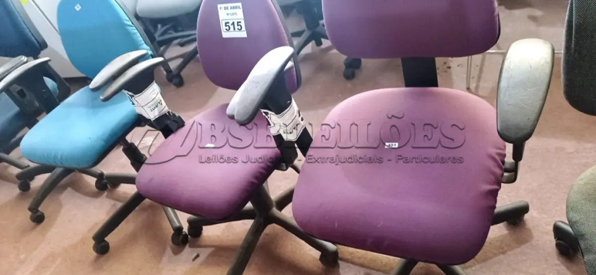 LOTE 515 - 03 CADEIRAS DE ESCRITÓRIO COM BASE GIRATÓRIA. (NO ESTADO) ATENÇÃO! FAZER A VISITAÇÃO ANTES DE ARREMATAR, NÃO SABEMOS SE FUNCIONA. LEILÃO NÃO TEM GARANTIA E NEM DEVOLUÇÃO, SUJEITO A POSSÍVEIS AVARIAS VISÍVEIS/OCULTAS E/OU AUSÊNCIA DE COMPONENTES.