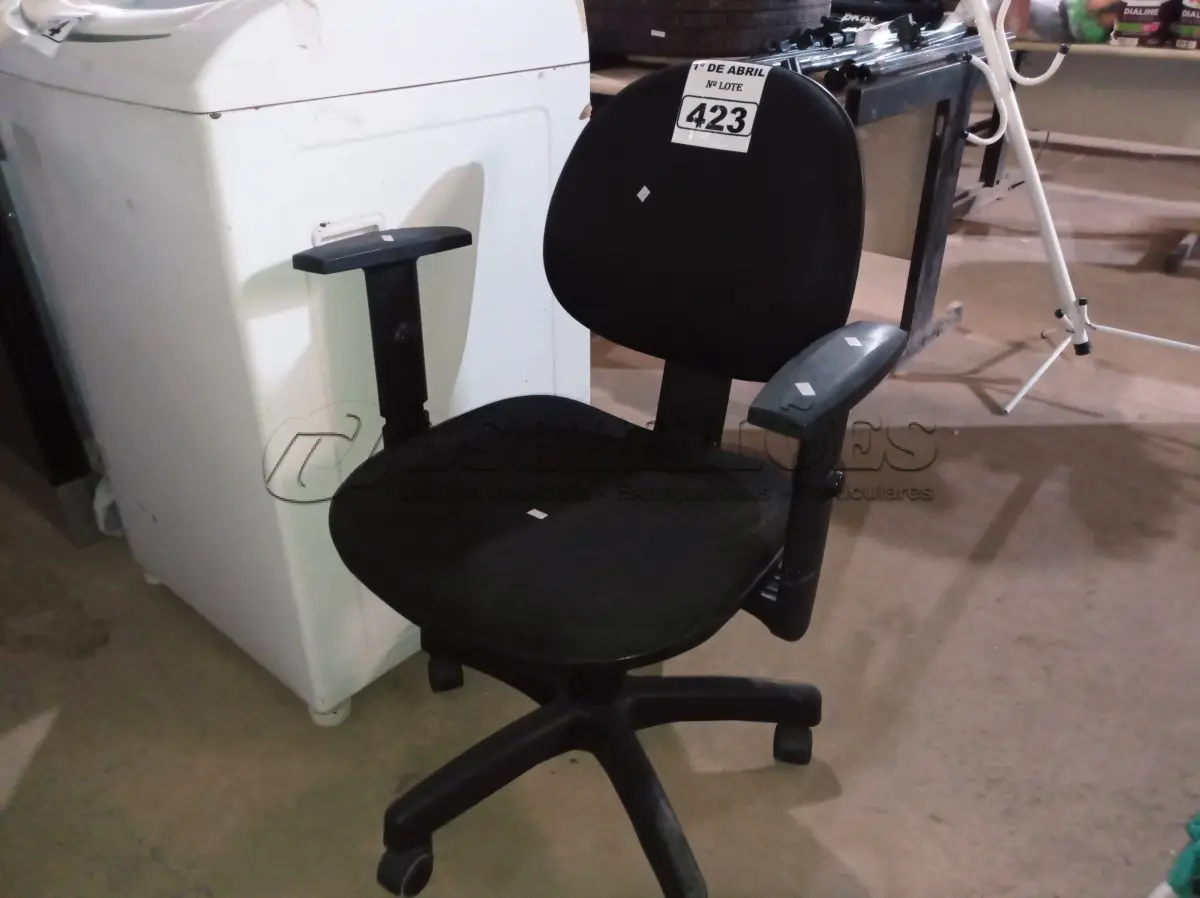 LOTE 423 - 01 CADEIRA DE ESCRITÓRIO COM BASE GIRATÓRIA. (NO ESTADO) ATENÇÃO! FAZER A VISITAÇÃO ANTES DE ARREMATAR, NÃO SABEMOS SE FUNCIONA. LEILÃO NÃO TEM GARANTIA E NEM DEVOLUÇÃO, SUJEITO A POSSÍVEIS AVARIAS VISÍVEIS/OCULTAS E/OU AUSÊNCIA DE COMPONENTES.