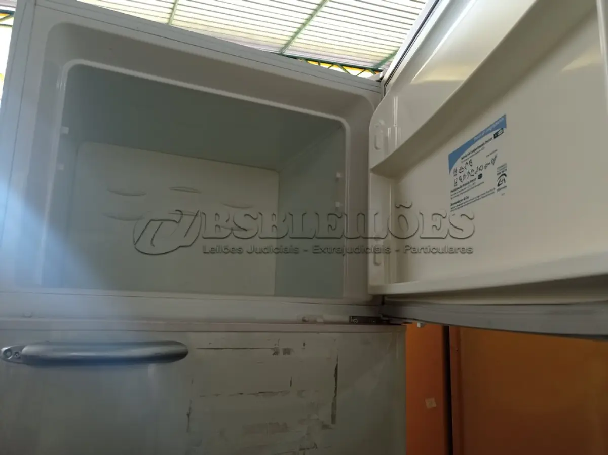 LOTE 506 - 01 GELADEIRA DUPLEX 220V. (NO ESTADO) ATENÇÃO! FAZER A VISITAÇÃO ANTES DE ARREMATAR, NÃO SABEMOS SE FUNCIONA. LEILÃO NÃO TEM GARANTIA E NEM DEVOLUÇÃO, SUJEITO A POSSÍVEIS AVARIAS VISÍVEIS/OCULTAS E/OU AUSÊNCIA DE COMPONENTES.