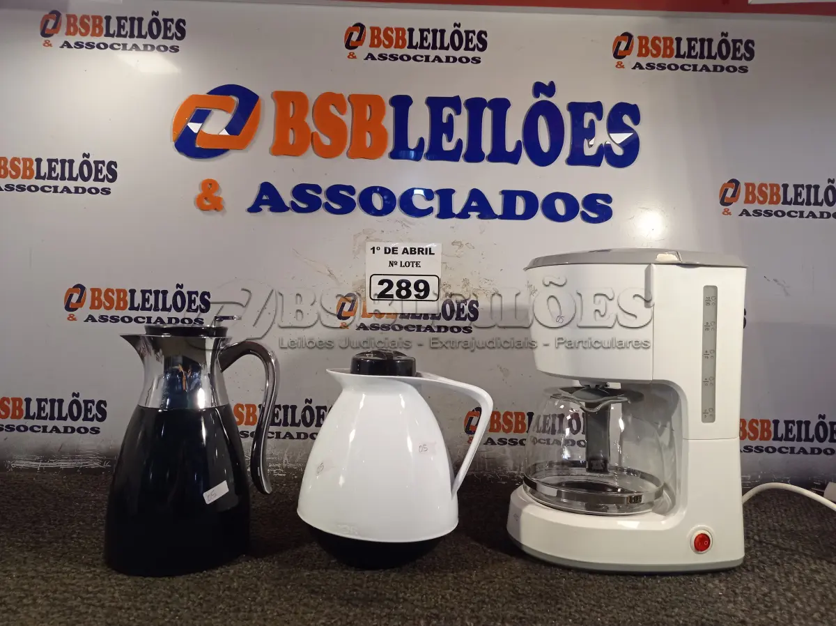 LOTE 289 - 01 CAFETEIRA E 02 GARRAFAS DE CAFÉ. (NO ESTADO) ATENÇÃO! FAZER A VISITAÇÃO ANTES DE ARREMATAR, NÃO SABEMOS SE FUNCIONA. LEILÃO NÃO TEM GARANTIA E NEM DEVOLUÇÃO, SUJEITO A POSSÍVEIS AVARIAS VISÍVEIS/OCULTAS E/OU AUSÊNCIA DE COMPONENTES.
