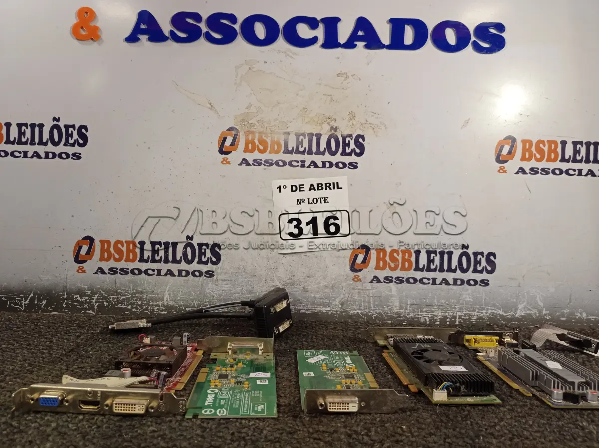 LOTE 316 - 01 LOTE COM VÁRIAS PLACAS DE VÍDEO MARCAS E MODELOS DIVERSOS. (NO ESTADO) ATENÇÃO! FAZER A VISITAÇÃO ANTES DE ARREMATAR, NÃO SABEMOS SE FUNCIONA. LEILÃO NÃO TEM GARANTIA E NEM DEVOLUÇÃO, SUJEITO A POSSÍVEIS AVARIAS VISÍVEIS/OCULTAS E/OU AUSÊNCIA DE COMPONENTES.