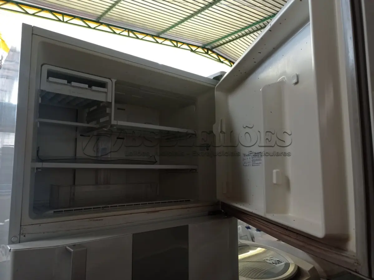 LOTE 509 - 01 GELADEIRA MARCA ELECTROLUX 220V. (NO ESTADO) ATENÇÃO! FAZER A VISITAÇÃO ANTES DE ARREMATAR, NÃO SABEMOS SE FUNCIONA. LEILÃO NÃO TEM GARANTIA E NEM DEVOLUÇÃO, SUJEITO A POSSÍVEIS AVARIAS VISÍVEIS/OCULTAS E/OU AUSÊNCIA DE COMPONENTES.