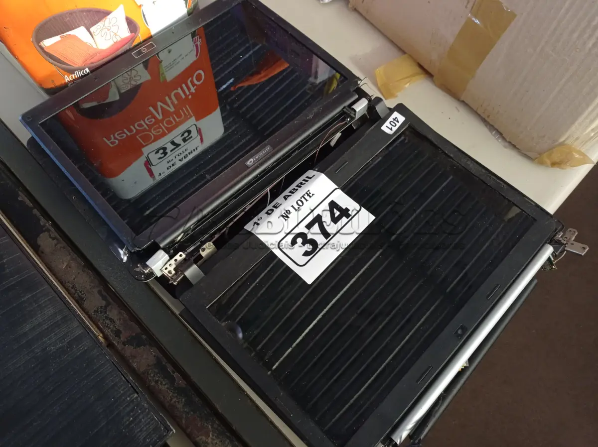 LOTE 374 - 01 LOTE COM VÁRIAS TELAS PARA NOTEBOOK MARCAS E MODELOS DIVERSOS. (NO ESTADO) ATENÇÃO! FAZER A VISITAÇÃO ANTES DE ARREMATAR, NÃO SABEMOS SE FUNCIONA. LEILÃO NÃO TEM GARANTIA E NEM DEVOLUÇÃO, SUJEITO A POSSÍVEIS AVARIAS VISÍVEIS/OCULTAS E/OU AUSÊNCIA DE COMPONENTES.