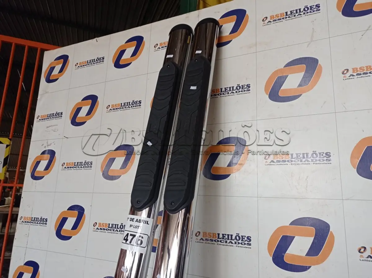 LOTE 476 - 01 PAR DE ESTRIBOS. (NO ESTADO) ATENÇÃO! FAZER A VISITAÇÃO ANTES DE ARREMATAR, NÃO SABEMOS SE FUNCIONA. LEILÃO NÃO TEM GARANTIA E NEM DEVOLUÇÃO, SUJEITO A POSSÍVEIS AVARIAS VISÍVEIS/OCULTAS E/OU AUSÊNCIA DE COMPONENTES.