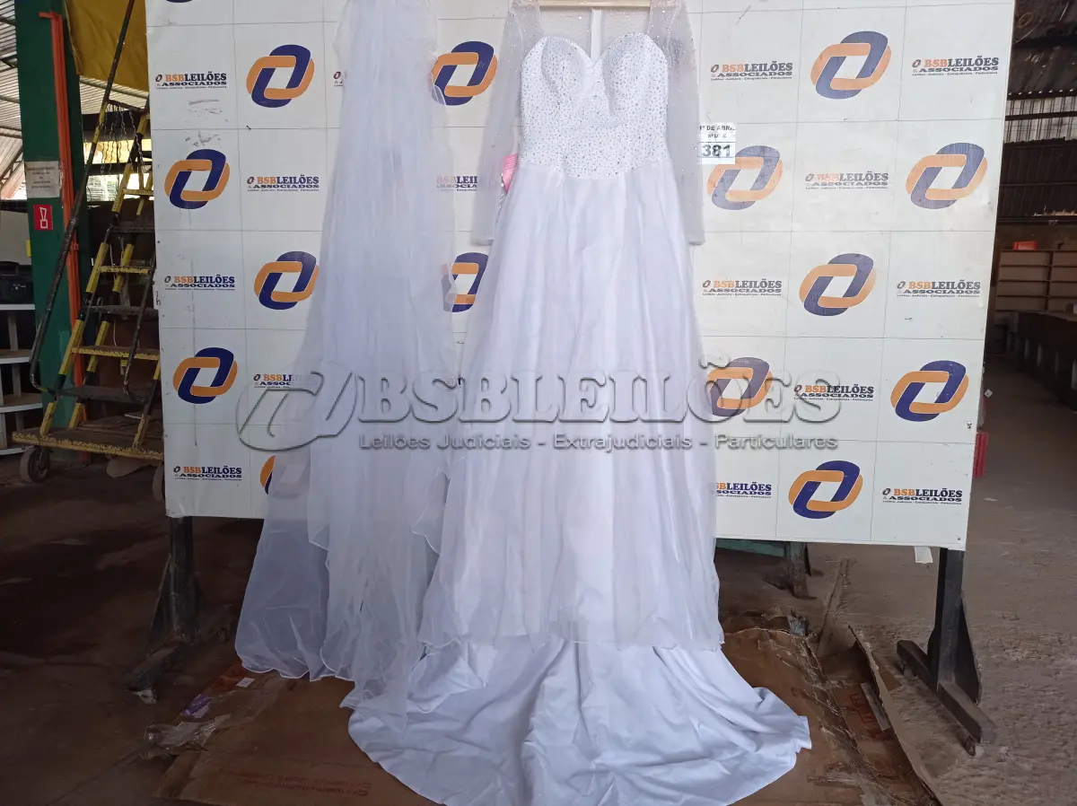 LOTE 381 - 01 VESTIDO DE NOIVA. (NO ESTADO) ATENÇÃO! FAZER A VISITAÇÃO ANTES DE ARREMATAR, NÃO SABEMOS SE FUNCIONA. LEILÃO NÃO TEM GARANTIA E NEM DEVOLUÇÃO, SUJEITO A POSSÍVEIS AVARIAS VISÍVEIS/OCULTAS E/OU AUSÊNCIA DE COMPONENTES.