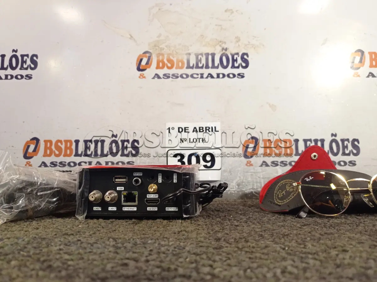 LOTE 309 - 01 APARELHO CINEBOX E 01 ÓCULOS.  (NO ESTADO) ATENÇÃO! FAZER A VISITAÇÃO ANTES DE ARREMATAR, NÃO SABEMOS SE FUNCIONA. LEILÃO NÃO TEM GARANTIA E NEM DEVOLUÇÃO, SUJEITO A POSSÍVEIS AVARIAS VISÍVEIS/OCULTAS E/OU AUSÊNCIA DE COMPONENTES.