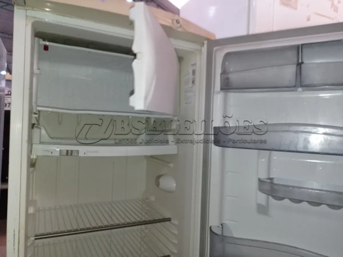 LOTE 416 - 01 GELADEIRA MARCA CÔNSUL 220V. (NO ESTADO) ATENÇÃO! FAZER A VISITAÇÃO ANTES DE ARREMATAR, NÃO SABEMOS SE FUNCIONA. LEILÃO NÃO TEM GARANTIA E NEM DEVOLUÇÃO, SUJEITO A POSSÍVEIS AVARIAS VISÍVEIS/OCULTAS E/OU AUSÊNCIA DE COMPONENTES.