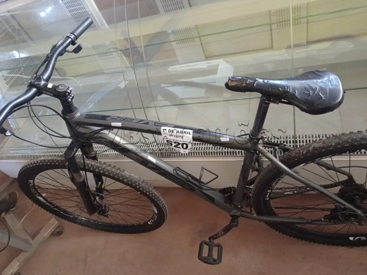LOTE 520 - 01 BICICLETA ARO 29. (NO ESTADO) ATENÇÃO! FAZER A VISITAÇÃO ANTES DE ARREMATAR, NÃO SABEMOS SE FUNCIONA. LEILÃO NÃO TEM GARANTIA E NEM DEVOLUÇÃO, SUJEITO A POSSÍVEIS AVARIAS VISÍVEIS/OCULTAS E/OU AUSÊNCIA DE COMPONENTES.