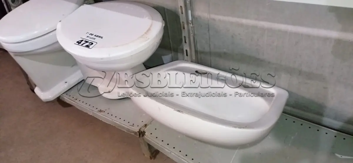LOTE 472 - 02 VASOS SANITÁRIO E 01 CUBA PARA LAVATÓRIO. (NO ESTADO) ATENÇÃO! FAZER A VISITAÇÃO ANTES DE ARREMATAR, NÃO SABEMOS SE FUNCIONA. LEILÃO NÃO TEM GARANTIA E NEM DEVOLUÇÃO, SUJEITO A POSSÍVEIS AVARIAS VISÍVEIS/OCULTAS E/OU AUSÊNCIA DE COMPONENTES.
