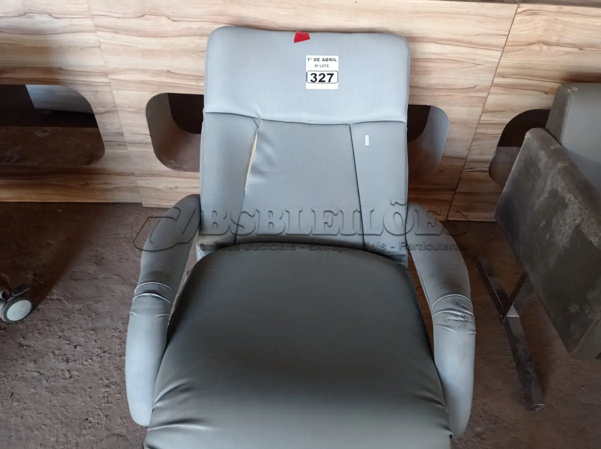 LOTE 327 - 01 POLTRONA PARA DESCANSO RECLINÁVEL COM AVARIAS. (NO ESTADO) ATENÇÃO! FAZER A VISITAÇÃO ANTES DE ARREMATAR, NÃO SABEMOS SE FUNCIONA. LEILÃO NÃO TEM GARANTIA E NEM DEVOLUÇÃO, SUJEITO A POSSÍVEIS AVARIAS VISÍVEIS/OCULTAS E/OU AUSÊNCIA DE COMPONENTES.