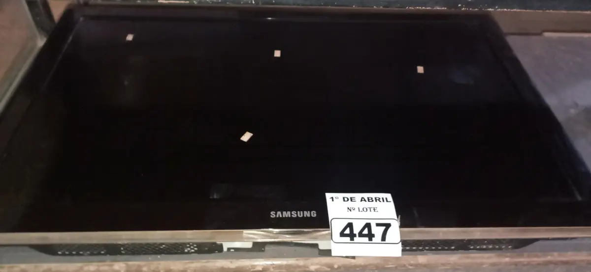 LOTE 447 - 01 TV SAMSUNG PARA RETIRADA DE PEÇAS. (NO ESTADO) ATENÇÃO! FAZER A VISITAÇÃO ANTES DE ARREMATAR, NÃO SABEMOS SE FUNCIONA. LEILÃO NÃO TEM GARANTIA E NEM DEVOLUÇÃO, SUJEITO A POSSÍVEIS AVARIAS VISÍVEIS/OCULTAS E/OU AUSÊNCIA DE COMPONENTES.