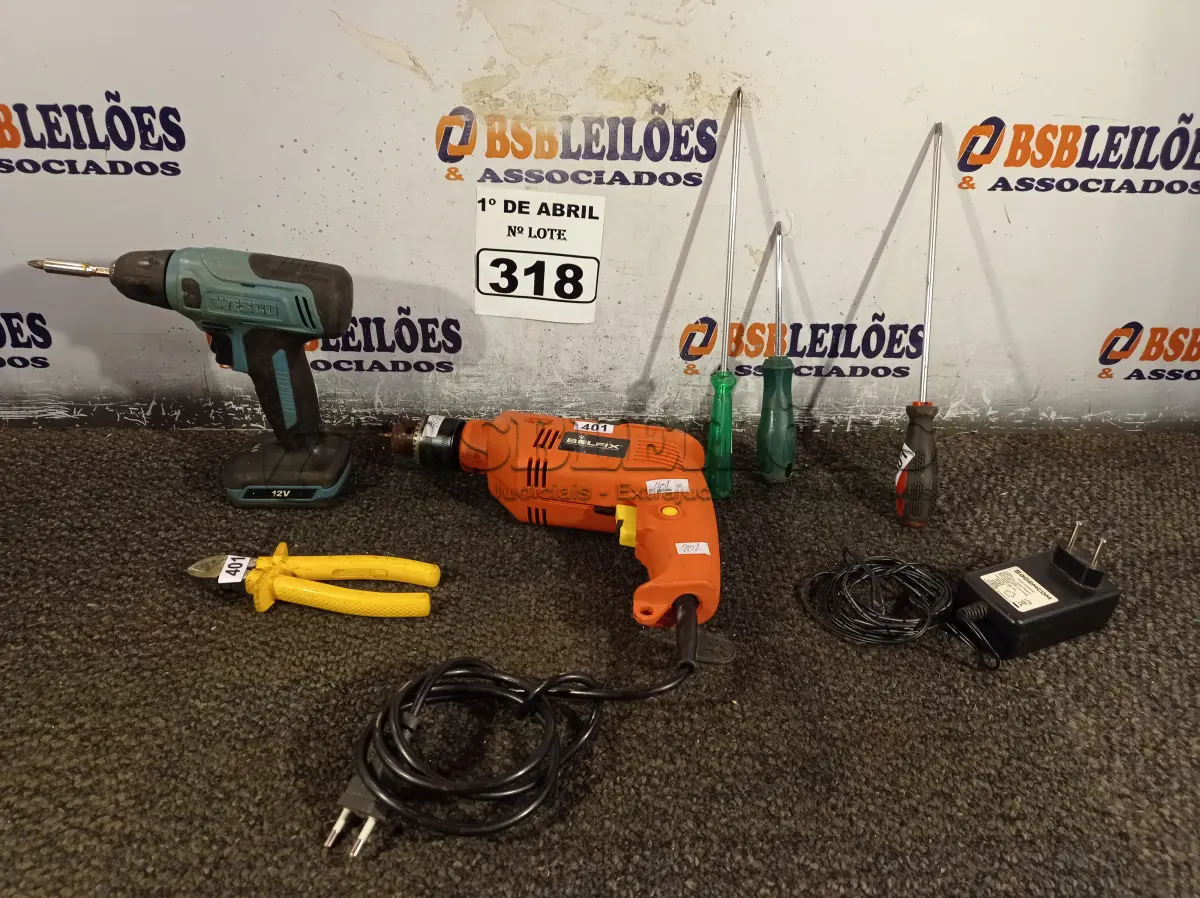 LOTE 318 - 01 FURADEIRA, 01 PARAFUSADEIRA E FERRAMENTAS DIVERSAS. (NO ESTADO) ATENÇÃO! FAZER A VISITAÇÃO ANTES DE ARREMATAR, NÃO SABEMOS SE FUNCIONA. LEILÃO NÃO TEM GARANTIA E NEM DEVOLUÇÃO, SUJEITO A POSSÍVEIS AVARIAS VISÍVEIS/OCULTAS E/OU AUSÊNCIA DE COMPONENTES.