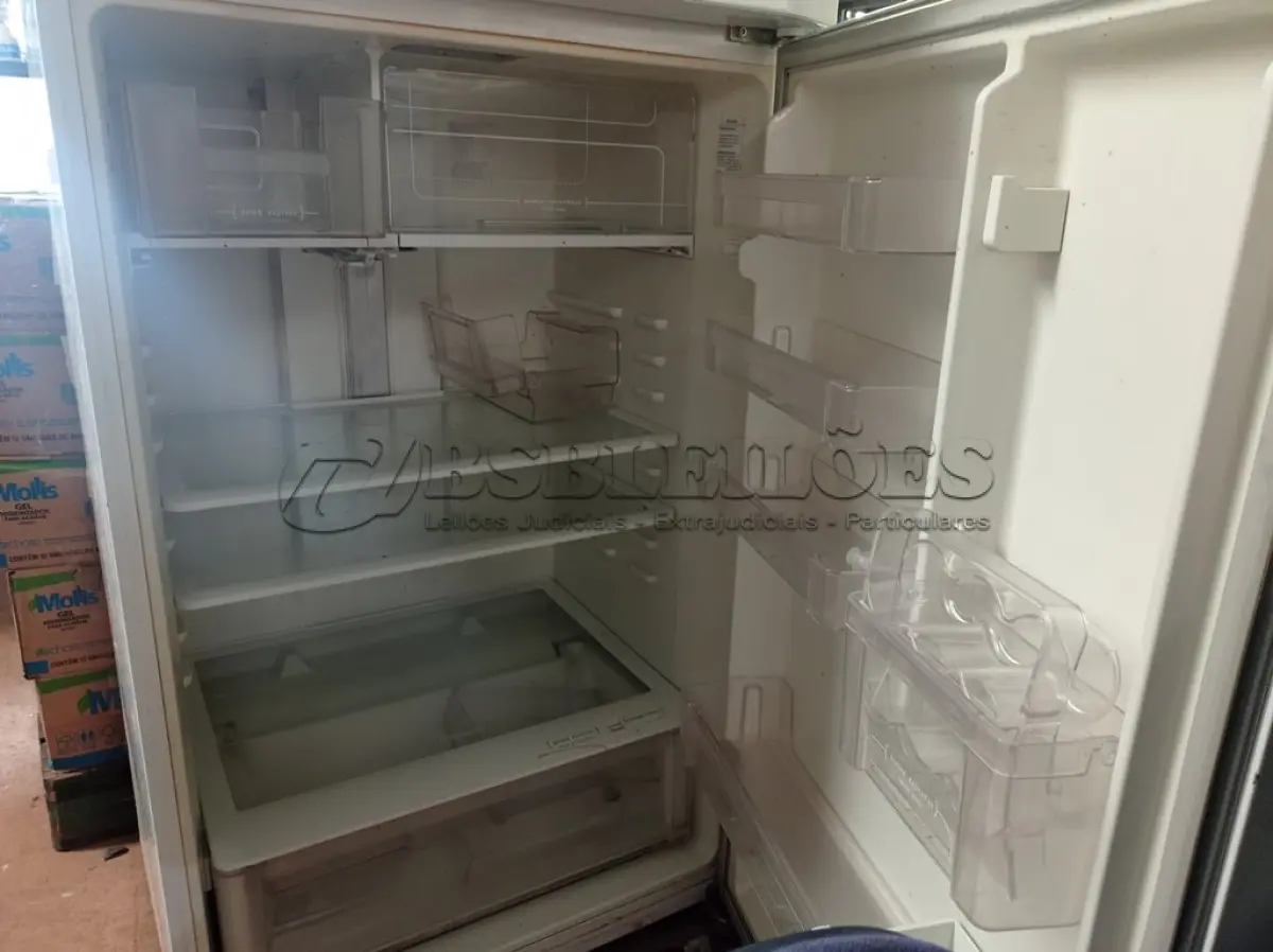 LOTE 509 - 01 GELADEIRA MARCA ELECTROLUX 220V. (NO ESTADO) ATENÇÃO! FAZER A VISITAÇÃO ANTES DE ARREMATAR, NÃO SABEMOS SE FUNCIONA. LEILÃO NÃO TEM GARANTIA E NEM DEVOLUÇÃO, SUJEITO A POSSÍVEIS AVARIAS VISÍVEIS/OCULTAS E/OU AUSÊNCIA DE COMPONENTES.