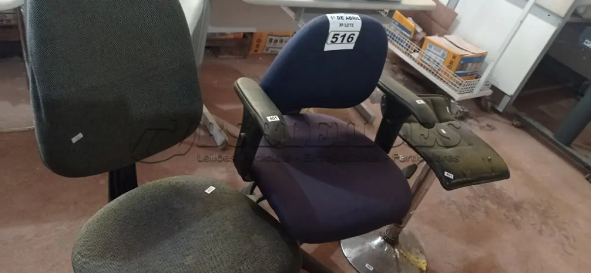 LOTE 516 - 01 BANQUETA E 02 CADEIRAS DE ESCRITÓRIO COM BASE GIRATÓRIA. (NO ESTADO) ATENÇÃO! FAZER A VISITAÇÃO ANTES DE ARREMATAR, NÃO SABEMOS SE FUNCIONA. LEILÃO NÃO TEM GARANTIA E NEM DEVOLUÇÃO, SUJEITO A POSSÍVEIS AVARIAS VISÍVEIS/OCULTAS E/OU AUSÊNCIA DE COMPONENTES.