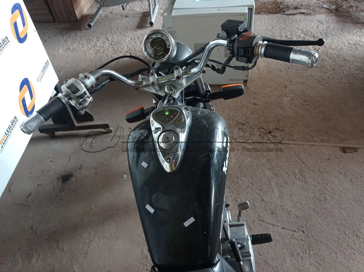 LOTE 345 - 01 MOTO KANSAS 150 ANO/MODELO 2008 NA COR PRETA. (NO ESTADO) ATENÇÃO! FAZER A VISITAÇÃO ANTES DE ARREMATAR, NÃO SABEMOS SE FUNCIONA. LEILÃO NÃO TEM GARANTIA E NEM DEVOLUÇÃO, SUJEITO A POSSÍVEIS AVARIAS VISÍVEIS/OCULTAS E/OU AUSÊNCIA DE COMPONENTES.
