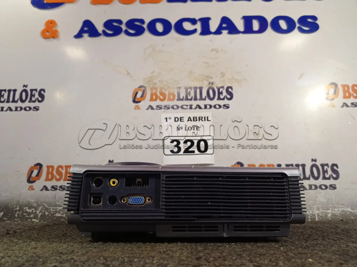 LOTE 320 - 01 PROJETOR MULTIMIDIA MARCA BENQ. (NO ESTADO) ATENÇÃO! FAZER A VISITAÇÃO ANTES DE ARREMATAR, NÃO SABEMOS SE FUNCIONA. LEILÃO NÃO TEM GARANTIA E NEM DEVOLUÇÃO, SUJEITO A POSSÍVEIS AVARIAS VISÍVEIS/OCULTAS E/OU AUSÊNCIA DE COMPONENTES.