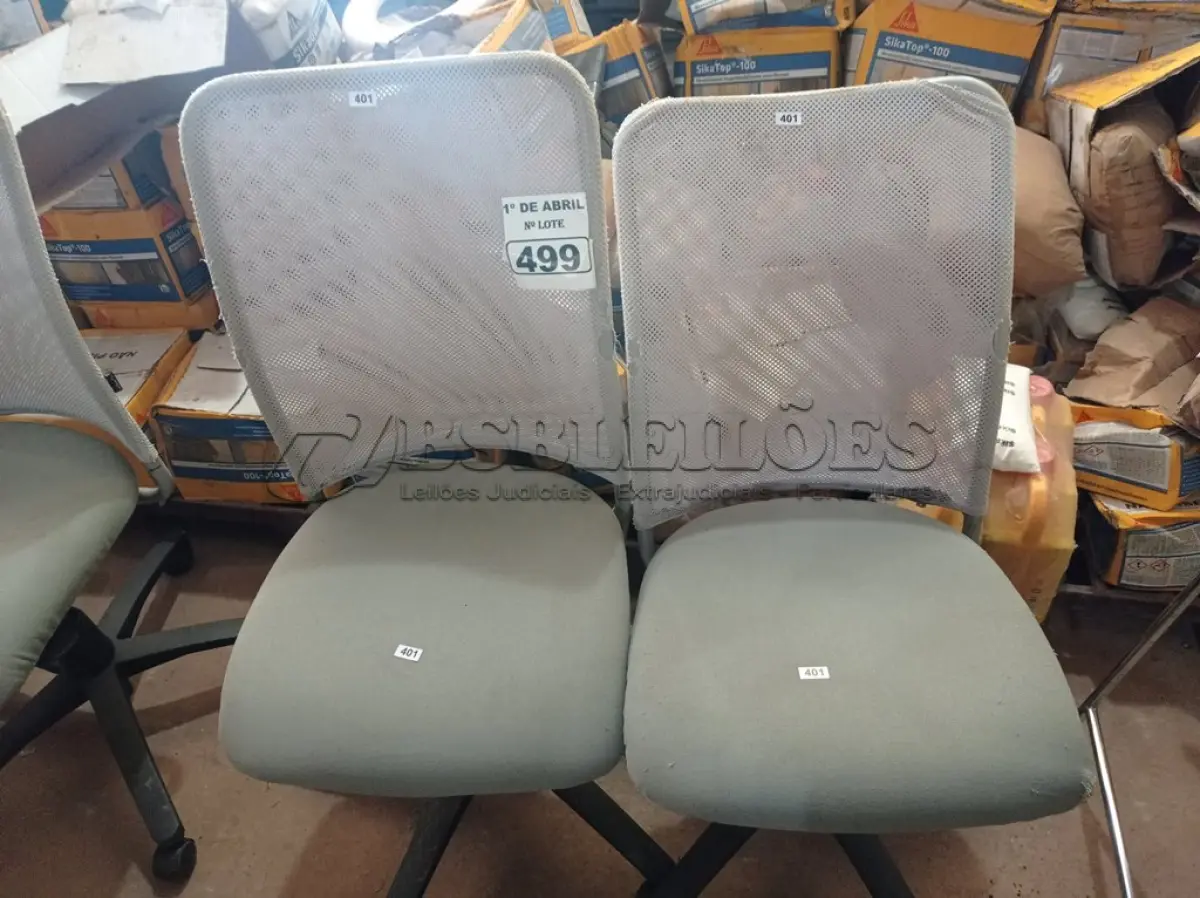 LOTE 499 - 02 CADEIRAS DE ESCRITÓRIO COM BASES GIRATÓRIAS. (NO ESTADO) ATENÇÃO! FAZER A VISITAÇÃO ANTES DE ARREMATAR, NÃO SABEMOS SE FUNCIONA. LEILÃO NÃO TEM GARANTIA E NEM DEVOLUÇÃO, SUJEITO A POSSÍVEIS AVARIAS VISÍVEIS/OCULTAS E/OU AUSÊNCIA DE COMPONENTES.