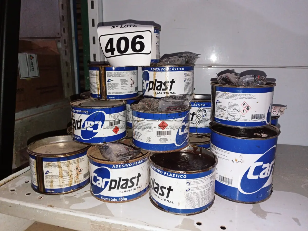 LOTE 406 - 01 LOTE COM VÁRIAS LATAS DE ADESIVO PLÁSTICO. (NO ESTADO) ATENÇÃO! FAZER A VISITAÇÃO ANTES DE ARREMATAR, NÃO SABEMOS SE FUNCIONA. LEILÃO NÃO TEM GARANTIA E NEM DEVOLUÇÃO, SUJEITO A POSSÍVEIS AVARIAS VISÍVEIS/OCULTAS E/OU AUSÊNCIA DE COMPONENTES.