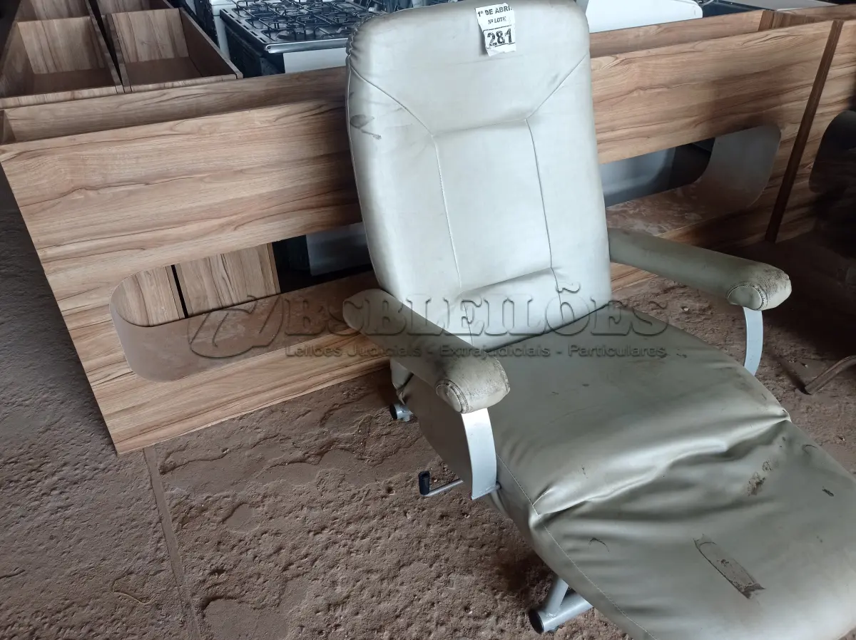 LOTE 281 - 01 POLTRONA PARA DESCANSO RECLINÁVEL. (NO ESTADO) ATENÇÃO! FAZER A VISITAÇÃO ANTES DE ARREMATAR, NÃO SABEMOS SE FUNCIONA. LEILÃO NÃO TEM GARANTIA E NEM DEVOLUÇÃO, SUJEITO A POSSÍVEIS AVARIAS VISÍVEIS/OCULTAS E/OU AUSÊNCIA DE COMPONENTES.