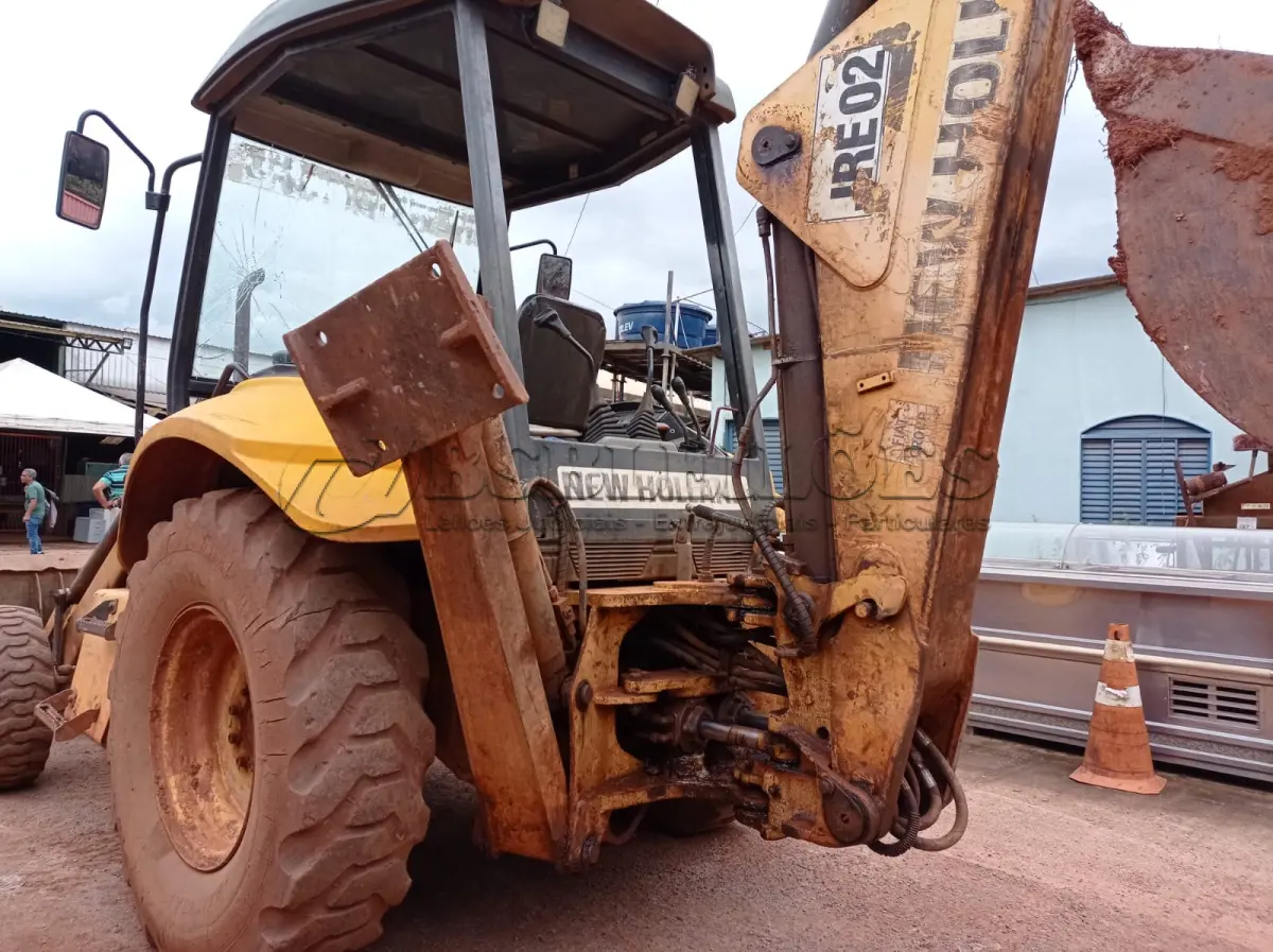 LOTE 536 - 01 RETROESCAVADEIRA NEW HOLLAND  LB90 4x2 2010 , VIDROS QUEBRADOS TEM OS RESERVAS. 02 PNEUS DIANTEIROS  (NO ESTADO)