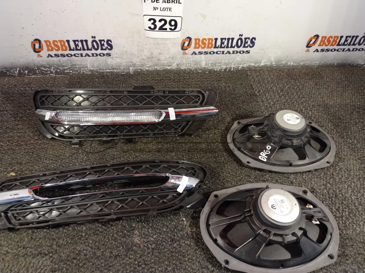 LOTE 329 - 02 ALTO-FALANTES, E 01 PAR DE LUZES DIURNAS DA MERCEDES INCOMPLETA. (NO ESTADO) ATENÇÃO! FAZER A VISITAÇÃO ANTES DE ARREMATAR, NÃO SABEMOS SE FUNCIONA. LEILÃO NÃO TEM GARANTIA E NEM DEVOLUÇÃO, SUJEITO A POSSÍVEIS AVARIAS VISÍVEIS/OCULTAS E/OU AUSÊNCIA DE COMPONENTES.