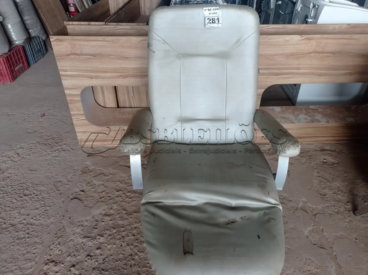 LOTE 281 - 01 POLTRONA PARA DESCANSO RECLINÁVEL. (NO ESTADO) ATENÇÃO! FAZER A VISITAÇÃO ANTES DE ARREMATAR, NÃO SABEMOS SE FUNCIONA. LEILÃO NÃO TEM GARANTIA E NEM DEVOLUÇÃO, SUJEITO A POSSÍVEIS AVARIAS VISÍVEIS/OCULTAS E/OU AUSÊNCIA DE COMPONENTES.