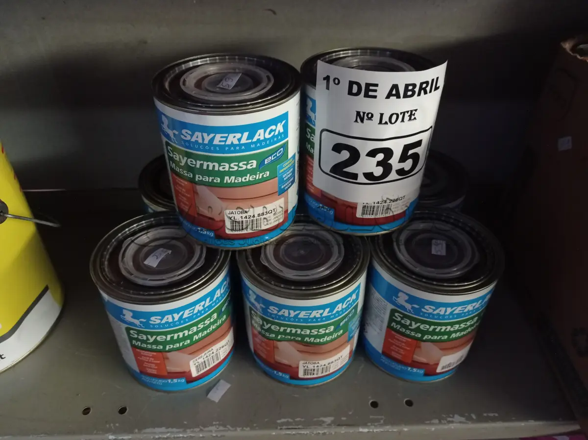 LOTE 235 - 08 LATAS DE MASSA PARA MADEIRA. (NO ESTADO) ATENÇÃO! FAZER A VISITAÇÃO ANTES DE ARREMATAR, NÃO SABEMOS SE FUNCIONA. LEILÃO NÃO TEM GARANTIA E NEM DEVOLUÇÃO, SUJEITO A POSSÍVEIS AVARIAS VISÍVEIS/OCULTAS E/OU AUSÊNCIA DE COMPONENTES.