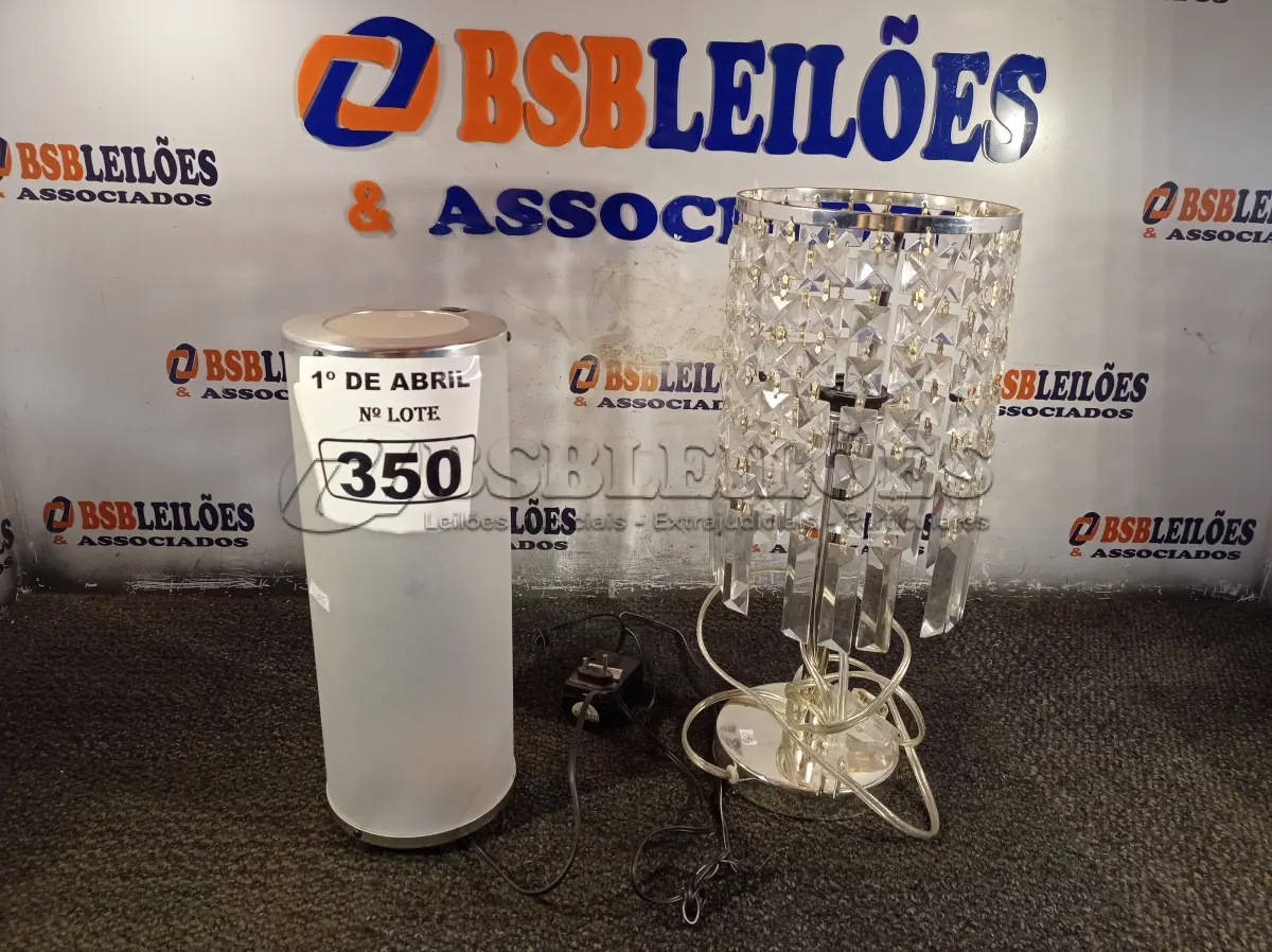 LOTE 350 - 02 ABAJURES. (NO ESTADO) ATENÇÃO! FAZER A VISITAÇÃO ANTES DE ARREMATAR, NÃO SABEMOS SE FUNCIONA. LEILÃO NÃO TEM GARANTIA E NEM DEVOLUÇÃO, SUJEITO A POSSÍVEIS AVARIAS VISÍVEIS/OCULTAS E/OU AUSÊNCIA DE COMPONENTES.
