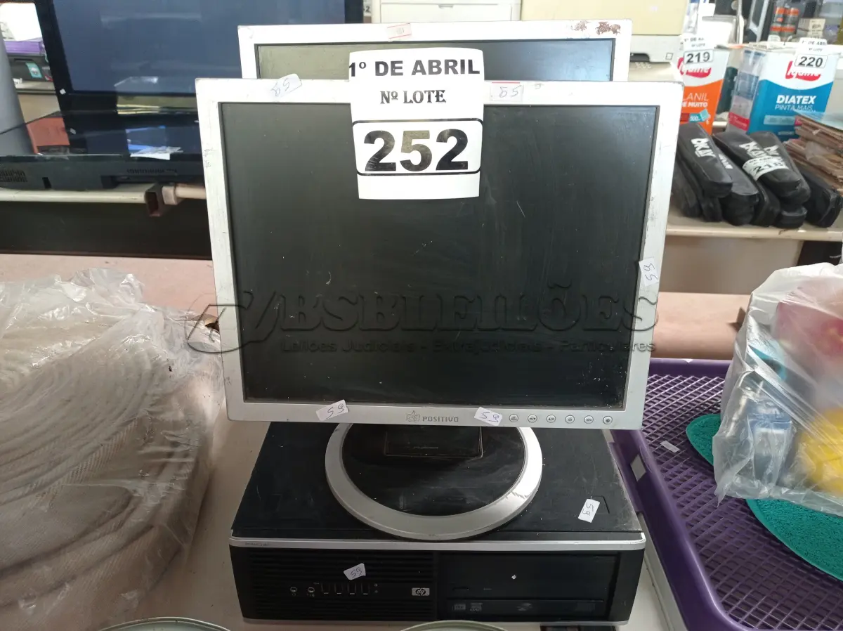 LOTE 252 - 01 CPU E 03 MONITORES MARCAS E MODELOS DIVERSOS. (NO ESTADO) ATENÇÃO! FAZER A VISITAÇÃO ANTES DE ARREMATAR, NÃO SABEMOS SE FUNCIONA. LEILÃO NÃO TEM GARANTIA E NEM DEVOLUÇÃO, SUJEITO A POSSÍVEIS AVARIAS VISÍVEIS/OCULTAS E/OU AUSÊNCIA DE COMPONENTES.