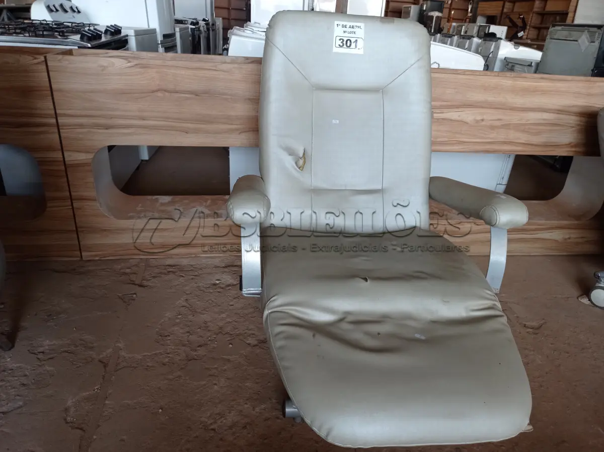 LOTE 301 - 01 POLTRONA PARA DESCANSO RECLINÁVEL. (NO ESTADO) ATENÇÃO! FAZER A VISITAÇÃO ANTES DE ARREMATAR, NÃO SABEMOS SE FUNCIONA. LEILÃO NÃO TEM GARANTIA E NEM DEVOLUÇÃO, SUJEITO A POSSÍVEIS AVARIAS VISÍVEIS/OCULTAS E/OU AUSÊNCIA DE COMPONENTES.