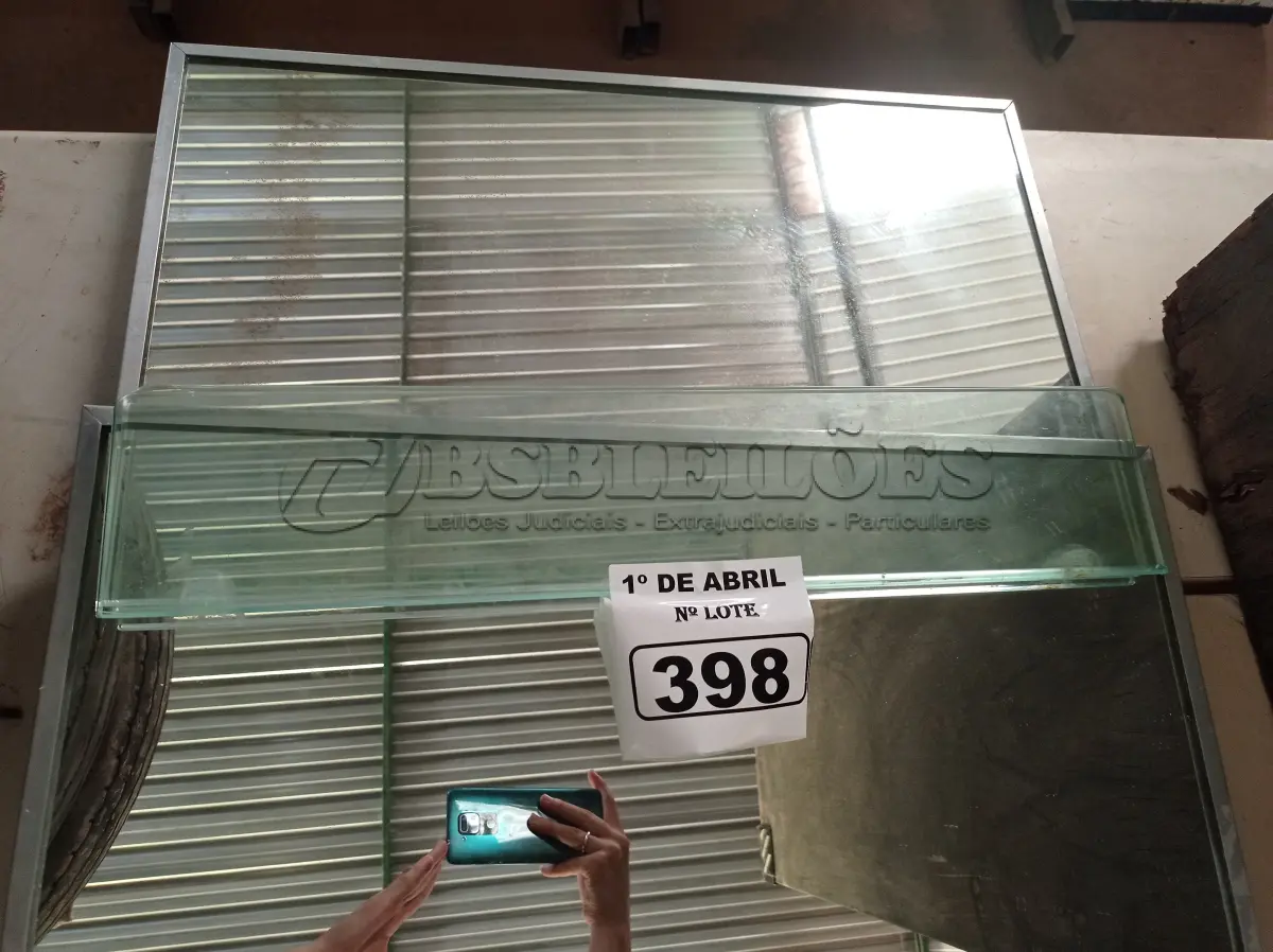 LOTE 398 - 02 ESPELHOS E 02 PRATELEIRAS DE VIDRO TEMPERADO. (NO ESTADO) ATENÇÃO! FAZER A VISITAÇÃO ANTES DE ARREMATAR, NÃO SABEMOS SE FUNCIONA. LEILÃO NÃO TEM GARANTIA E NEM DEVOLUÇÃO, SUJEITO A POSSÍVEIS AVARIAS VISÍVEIS/OCULTAS E/OU AUSÊNCIA DE COMPONENTES.