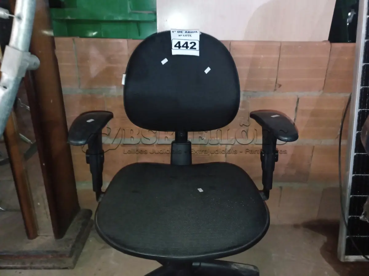 LOTE 442 - 01 CADEIRA DE ESCRITÓRIO COM BASE GIRATÓRIA. (NO ESTADO) ATENÇÃO! FAZER A VISITAÇÃO ANTES DE ARREMATAR, NÃO SABEMOS SE FUNCIONA. LEILÃO NÃO TEM GARANTIA E NEM DEVOLUÇÃO, SUJEITO A POSSÍVEIS AVARIAS VISÍVEIS/OCULTAS E/OU AUSÊNCIA DE COMPONENTES.