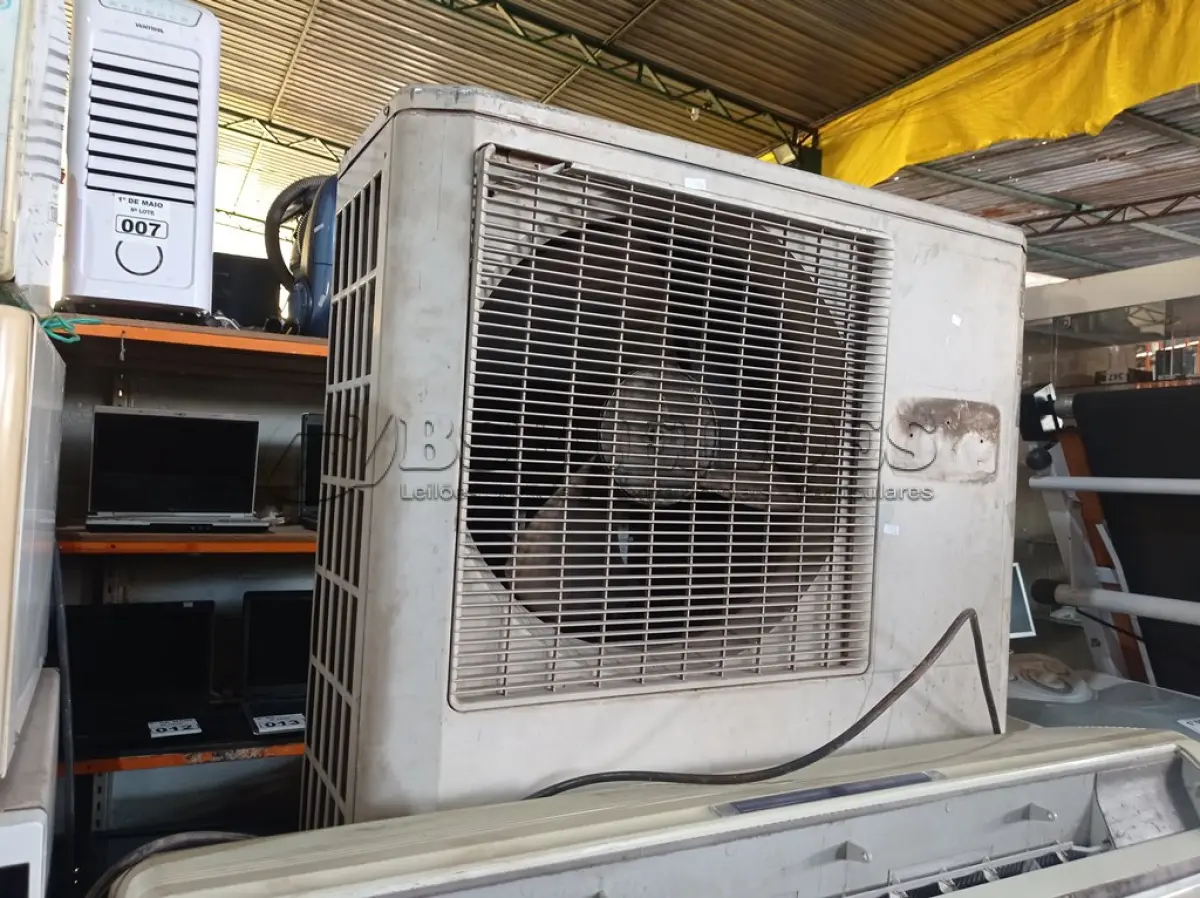 LOTE 140 - 01 AR CONDICIONADO MARCA FUJITSU. (NO ESTADO) ATENÇÃO! FAZER A VISITAÇÃO ANTES DE ARREMATAR, NÃO SABEMOS SE FUNCIONA. LEILÃO NÃO TEM GARANTIA E NEM DEVOLUÇÃO, SUJEITO A POSSÍVEIS AVARIAS VISÍVEIS/OCULTAS E/OU AUSÊNCIA DE COMPONENTES.