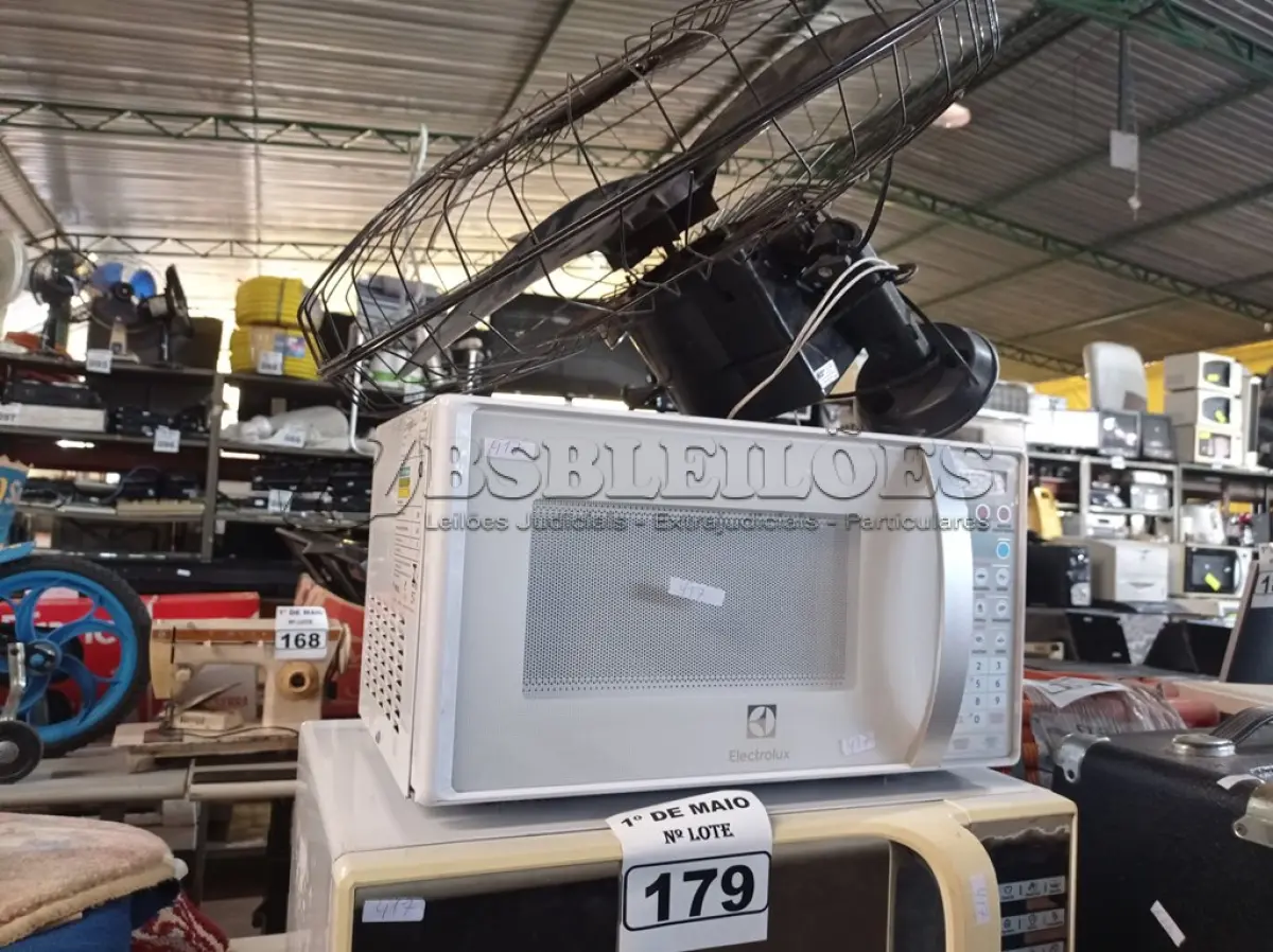 LOTE 179 - 02 MICRO-ONDAS E 01 VENTILADOR MARCAS E MODELOS DIVERSOS. (NO ESTADO) ATENÇÃO! FAZER A VISITAÇÃO ANTES DE ARREMATAR, NÃO SABEMOS SE FUNCIONA. LEILÃO NÃO TEM GARANTIA E NEM DEVOLUÇÃO, SUJEITO A POSSÍVEIS AVARIAS VISÍVEIS/OCULTAS E/OU AUSÊNCIA DE COMPONENTES.
