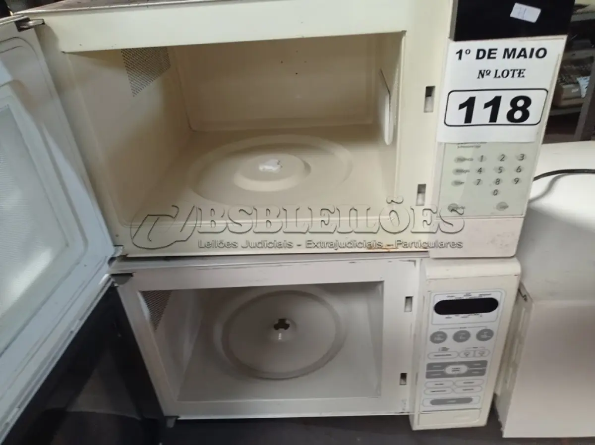 LOTE 118 - 03 MICRO-ONDAS MARCAS E MODELOS DIVERSOS. (NO ESTADO) ATENÇÃO! FAZER A VISITAÇÃO ANTES DE ARREMATAR, NÃO SABEMOS SE FUNCIONA. LEILÃO NÃO TEM GARANTIA E NEM DEVOLUÇÃO, SUJEITO A POSSÍVEIS AVARIAS VISÍVEIS/OCULTAS E/OU AUSÊNCIA DE COMPONENTES.