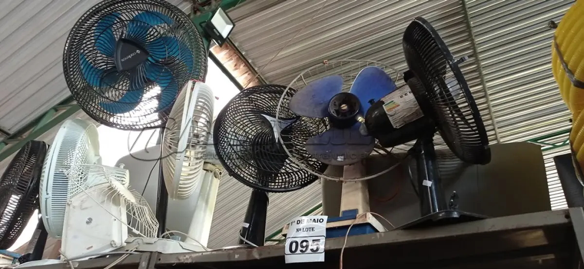 LOTE 095 - 08 VENTILADORES MARCAS E MODELOS DIVERSOS. (NO ESTADO) ATENÇÃO! FAZER A VISITAÇÃO ANTES DE ARREMATAR, NÃO SABEMOS SE FUNCIONA. LEILÃO NÃO TEM GARANTIA E NEM DEVOLUÇÃO, SUJEITO A POSSÍVEIS AVARIAS VISÍVEIS/OCULTAS E/OU AUSÊNCIA DE COMPONENTES.