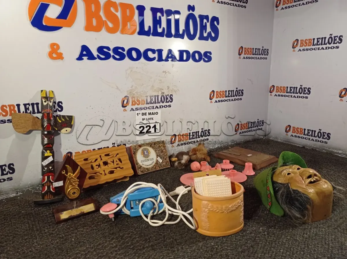 LOTE 221 - 01 LOTE COM ENFEITES DIVERSOS. (NO ESTADO) ATENÇÃO! FAZER A VISITAÇÃO ANTES DE ARREMATAR, NÃO SABEMOS SE FUNCIONA. LEILÃO NÃO TEM GARANTIA E NEM DEVOLUÇÃO, SUJEITO A POSSÍVEIS AVARIAS VISÍVEIS/OCULTAS E/OU AUSÊNCIA DE COMPONENTES.