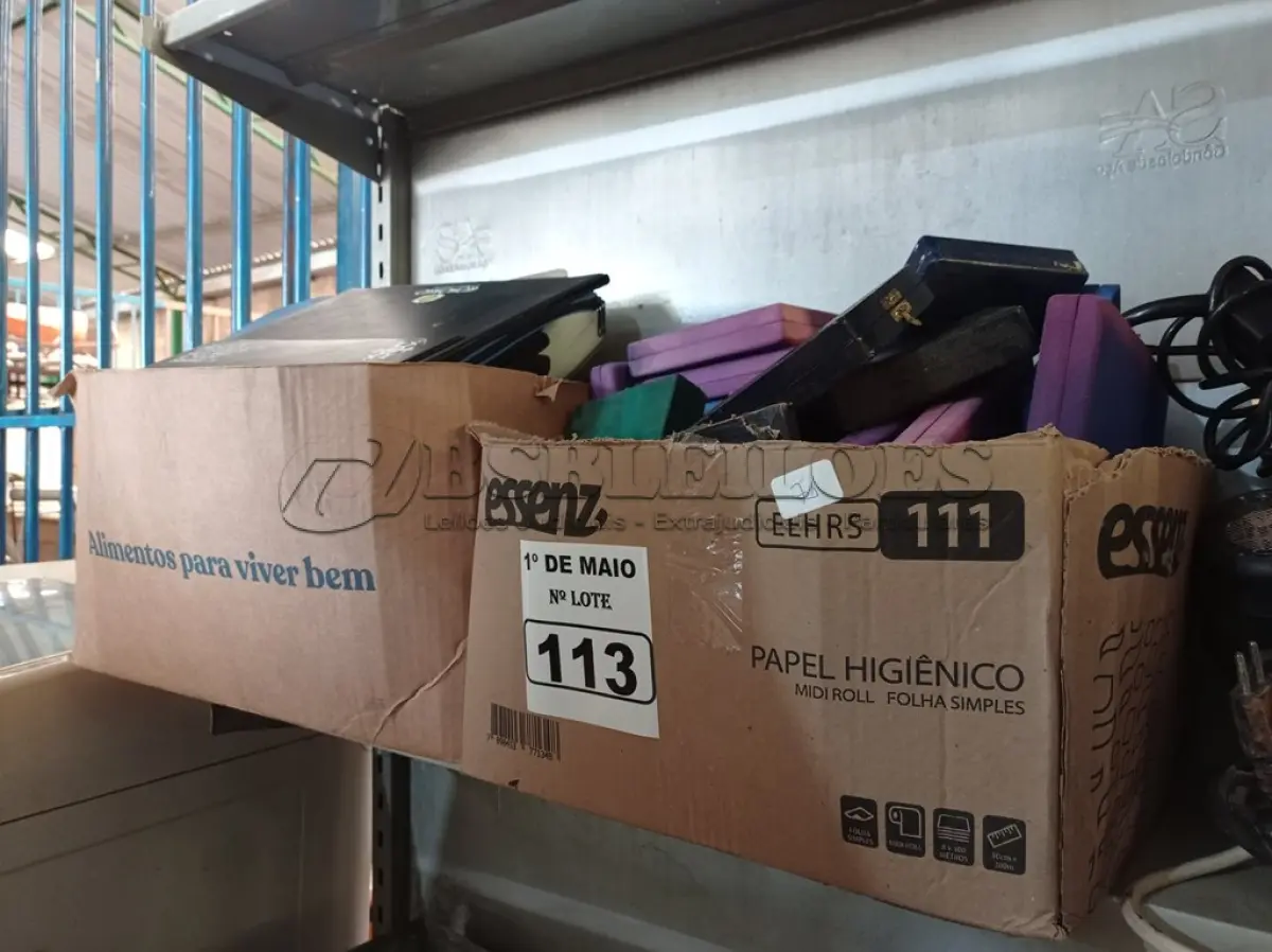 LOTE 113 - 01 LOTE COM PASTAS E CASES DIVERSOS. (NO ESTADO) ATENÇÃO! FAZER A VISITAÇÃO ANTES DE ARREMATAR, NÃO SABEMOS SE FUNCIONA. LEILÃO NÃO TEM GARANTIA E NEM DEVOLUÇÃO, SUJEITO A POSSÍVEIS AVARIAS VISÍVEIS/OCULTAS E/OU AUSÊNCIA DE COMPONENTES.