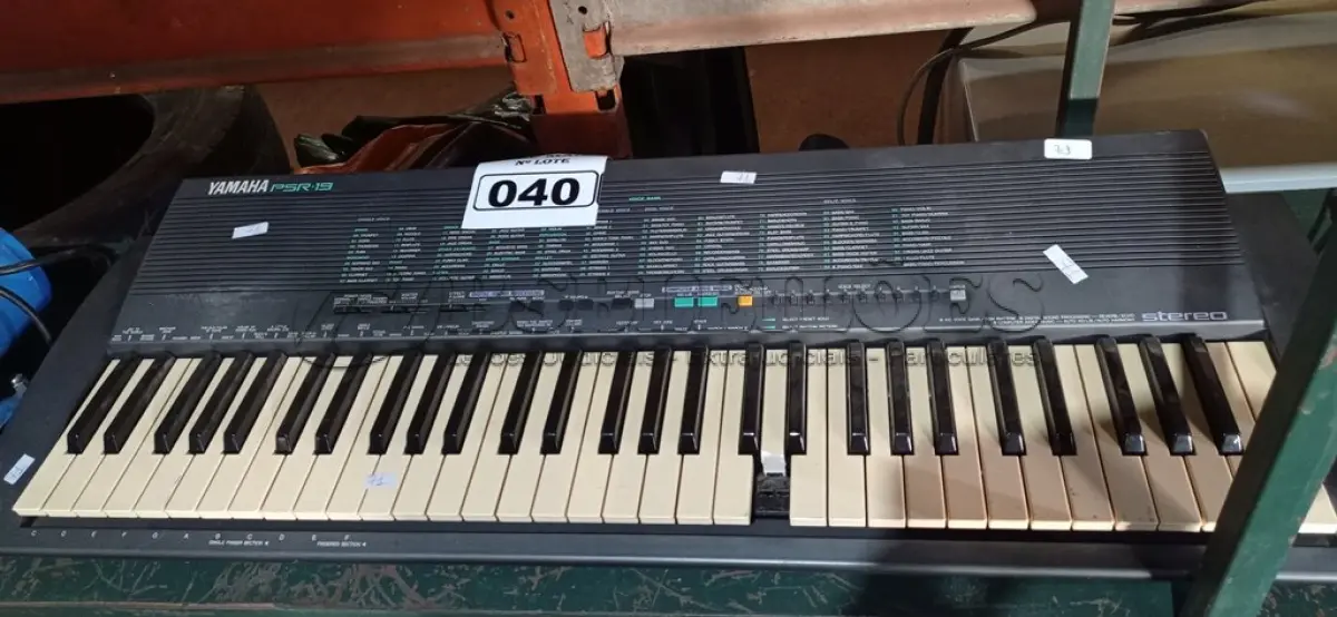 LOTE 040 - 01 TECLADO YAMAHA PSR-19. (NO ESTADO) ATENÇÃO! FAZER A VISITAÇÃO ANTES DE ARREMATAR, NÃO SABEMOS SE FUNCIONA. LEILÃO NÃO TEM GARANTIA E NEM DEVOLUÇÃO, SUJEITO A POSSÍVEIS AVARIAS VISÍVEIS/OCULTAS E/OU AUSÊNCIA DE COMPONENTES.