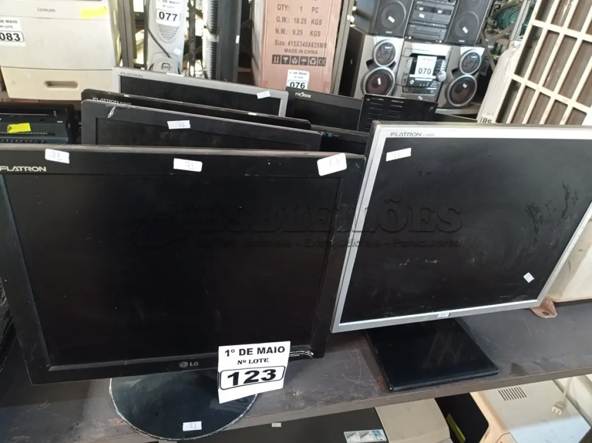 LOTE 123 - 08 MONITORES MARCAS E MODELOS DIVERSOS PARA RETIRADA DE PEÇAS. (NO ESTADO) ATENÇÃO! FAZER A VISITAÇÃO ANTES DE ARREMATAR, NÃO SABEMOS SE FUNCIONA. LEILÃO NÃO TEM GARANTIA E NEM DEVOLUÇÃO, SUJEITO A POSSÍVEIS AVARIAS VISÍVEIS/OCULTAS E/OU AUSÊNCIA DE COMPONENTES.
